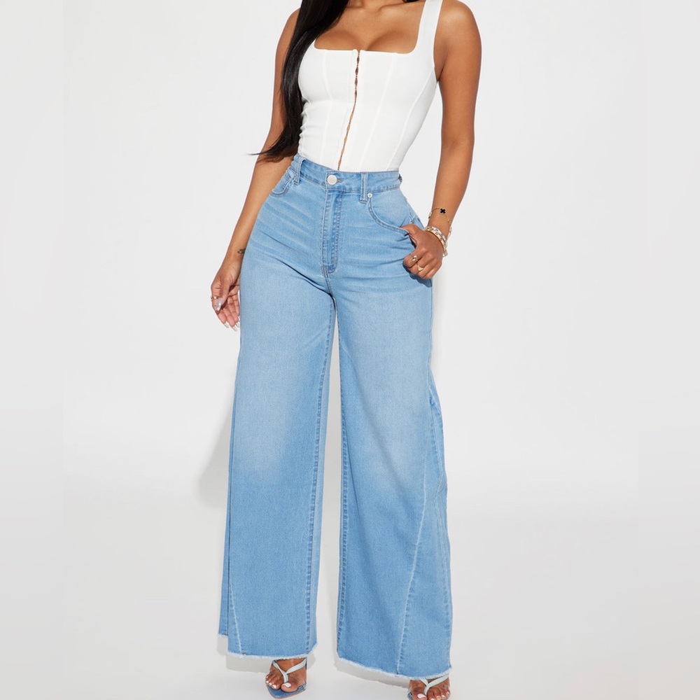 Make A Move Stretch Wide Leg Jean -
Light Wash.
